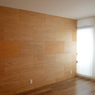 Modelo de dormitorio principal, vintage, de tamaño medio, con paredes blancas, suelo de contrachapado y suelo marrón